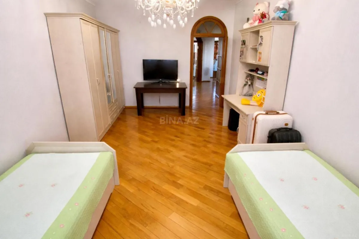 Satılır 3 otaqlı mənzil 142 m²