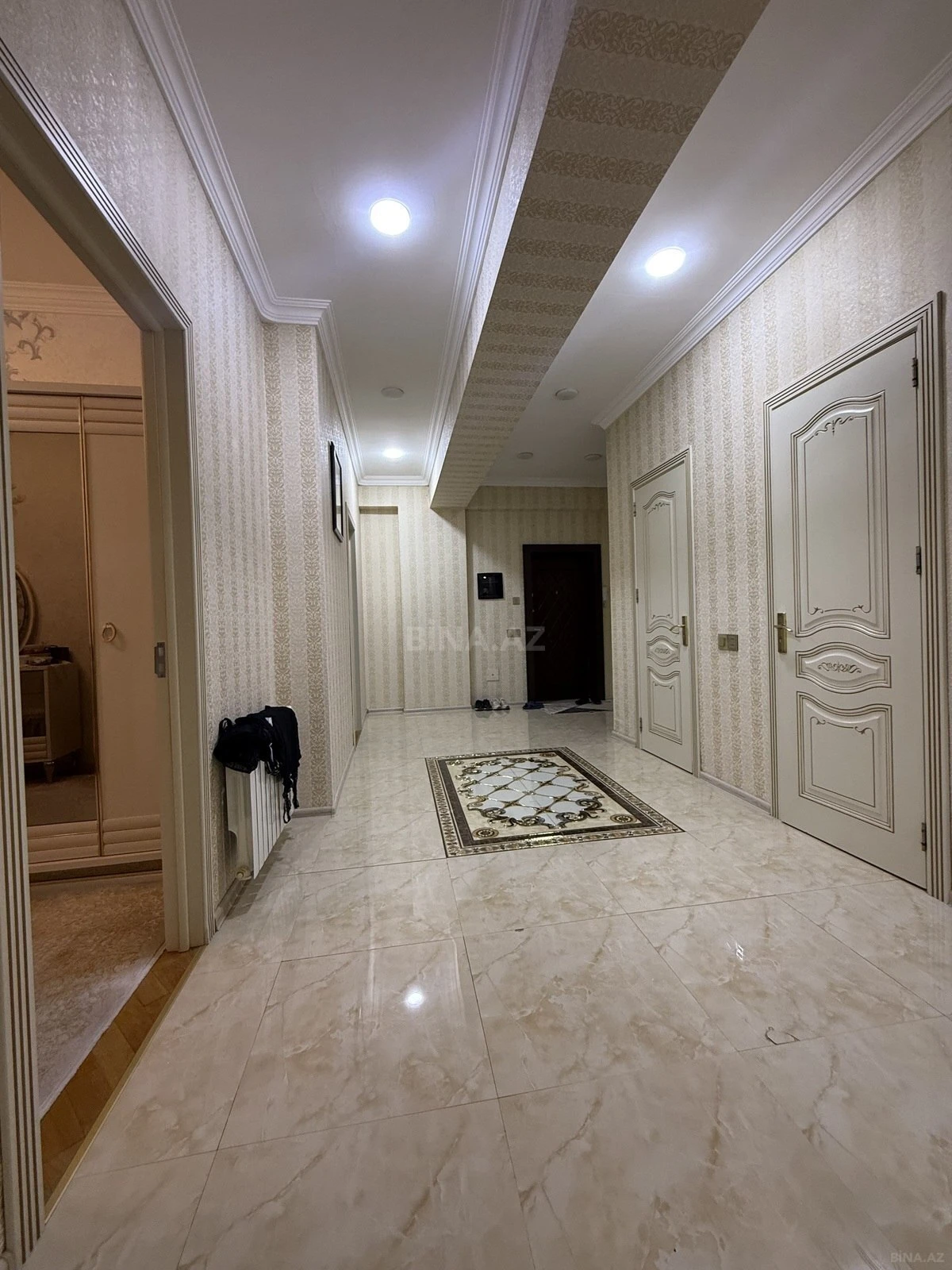 Satılır 3 otaqlı mənzil 132 m²