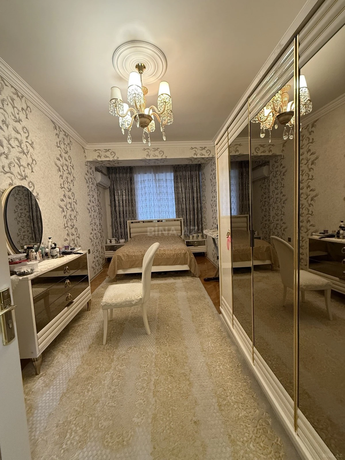 Satılır 3 otaqlı mənzil 132 m²