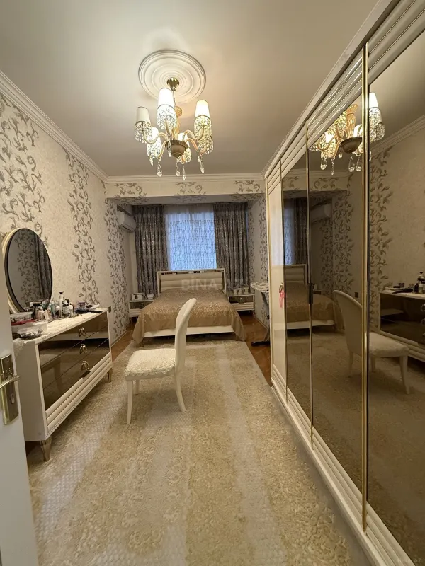 Satılır 3 otaqlı mənzil 132 m²