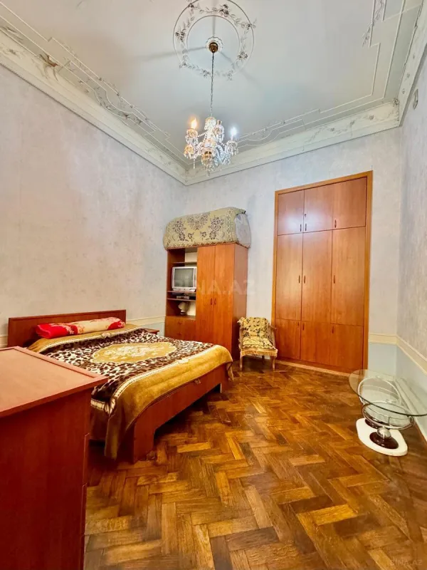 Satılır 6 otaqlı mənzil 130 m²