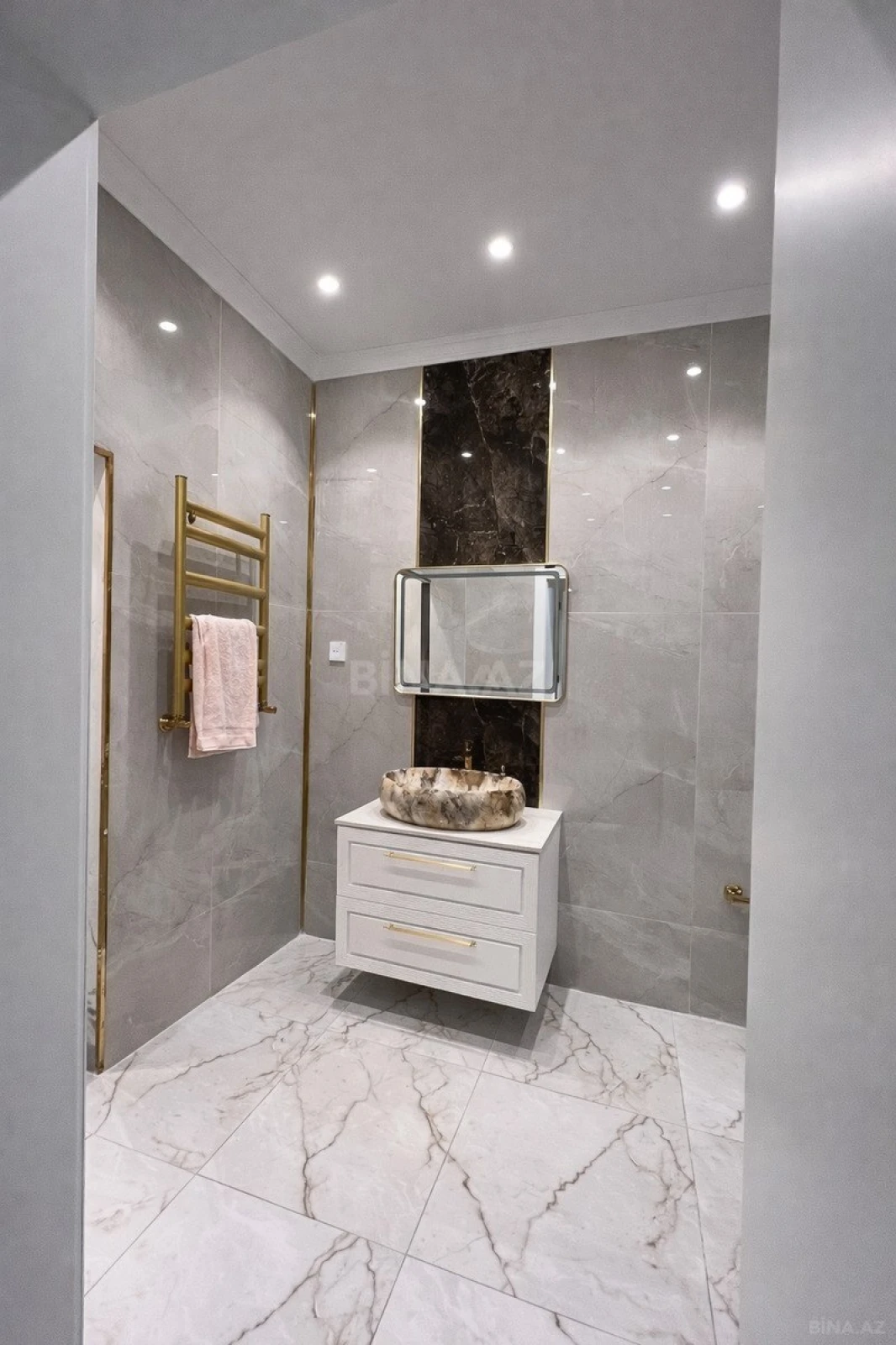 Satılır 3 otaqlı mənzil 146.4 m²