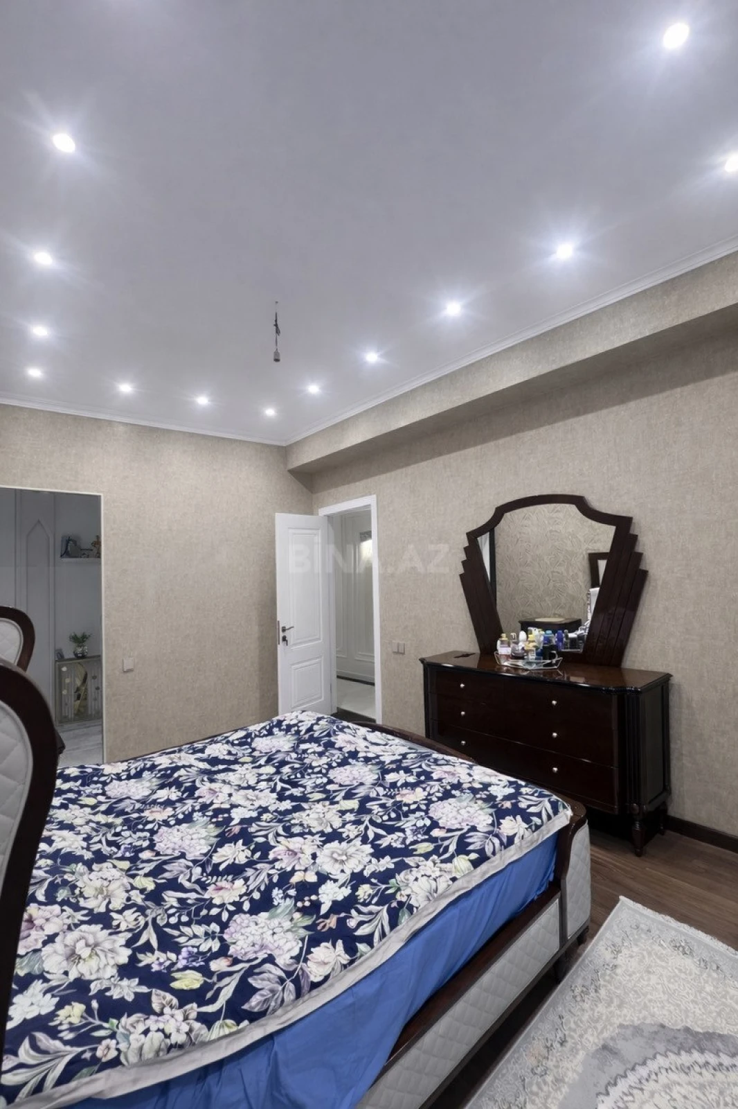 Satılır 3 otaqlı mənzil 146.4 m²