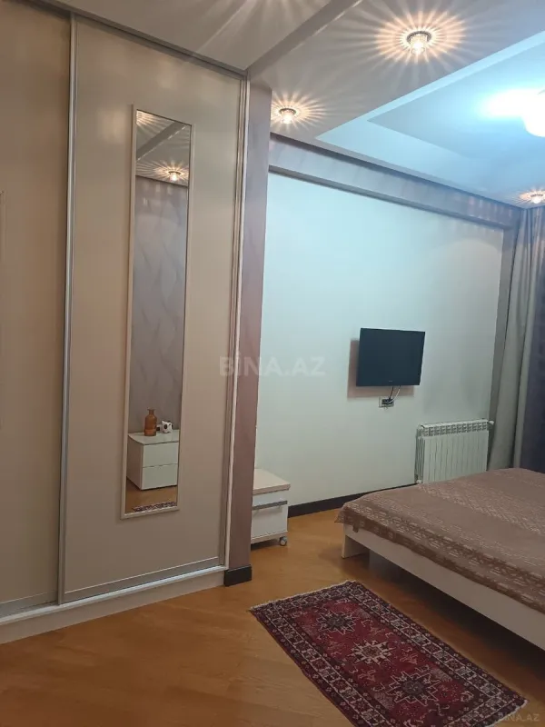Satılır 3 otaqlı mənzil 135 m²