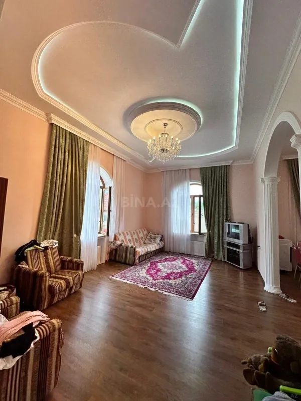 Satılır 5 otaqlı həyət evi 280 m²