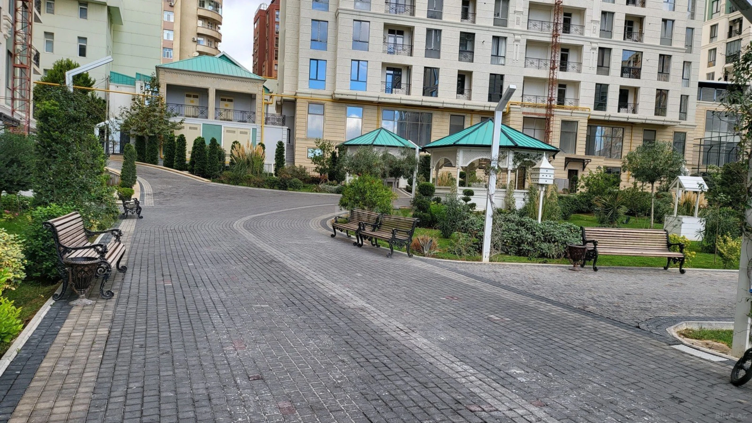 Satılır 3 otaqlı mənzil 140 m²