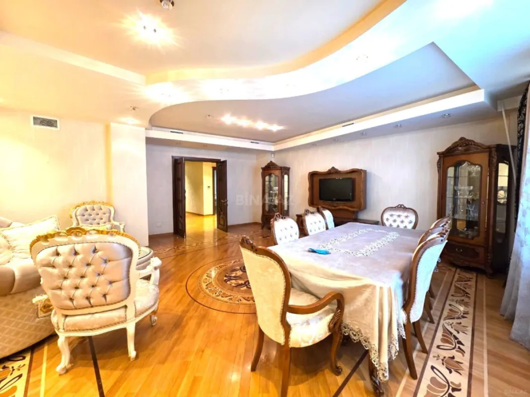 Satılır 7 otaqlı mənzil 350 m²