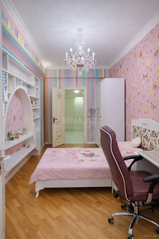 Satılır 4 otaqlı mənzil 180 m²