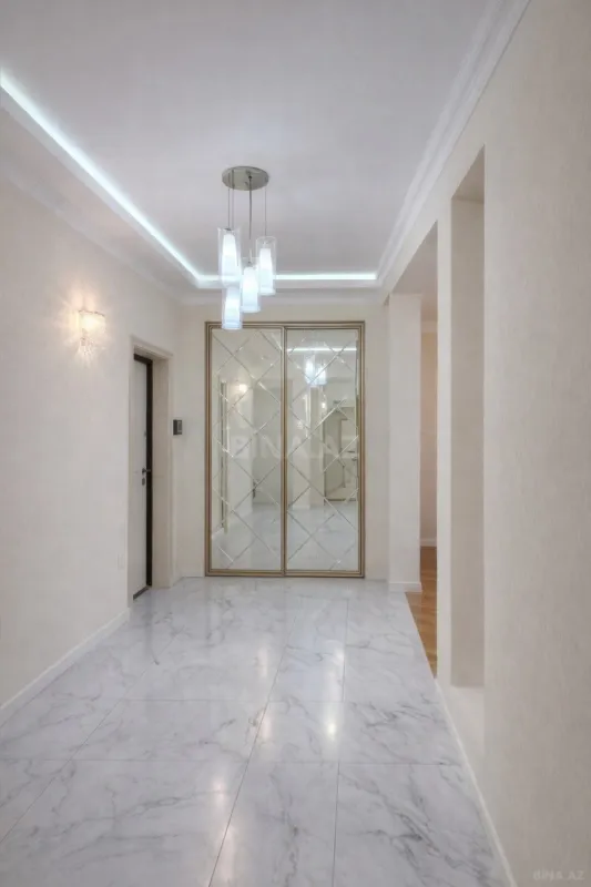 Satılır 4 otaqlı mənzil 180 m²