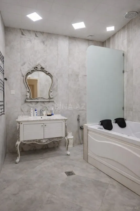 Satılır 4 otaqlı mənzil 180 m²