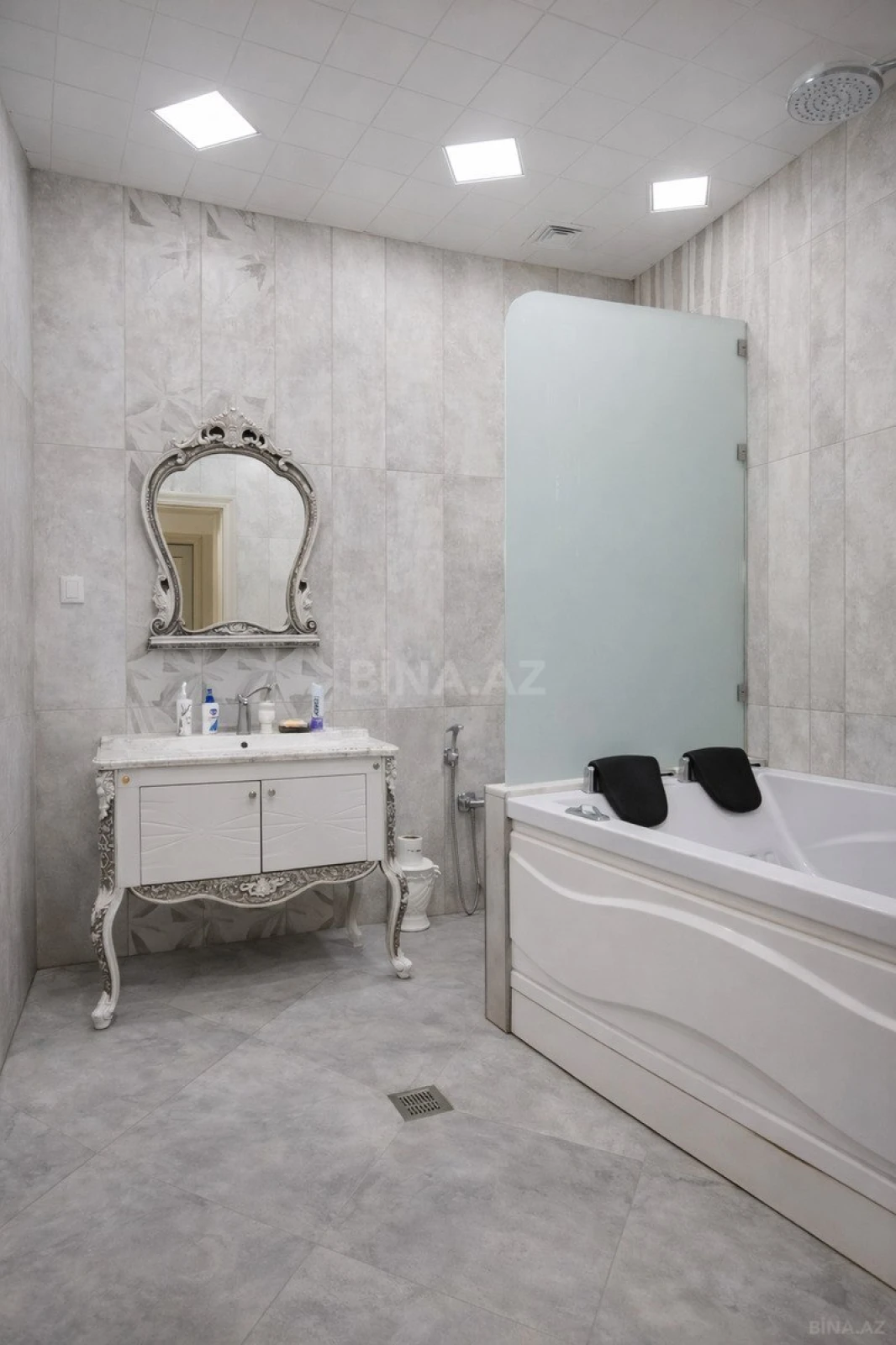 Satılır 4 otaqlı mənzil 180 m²