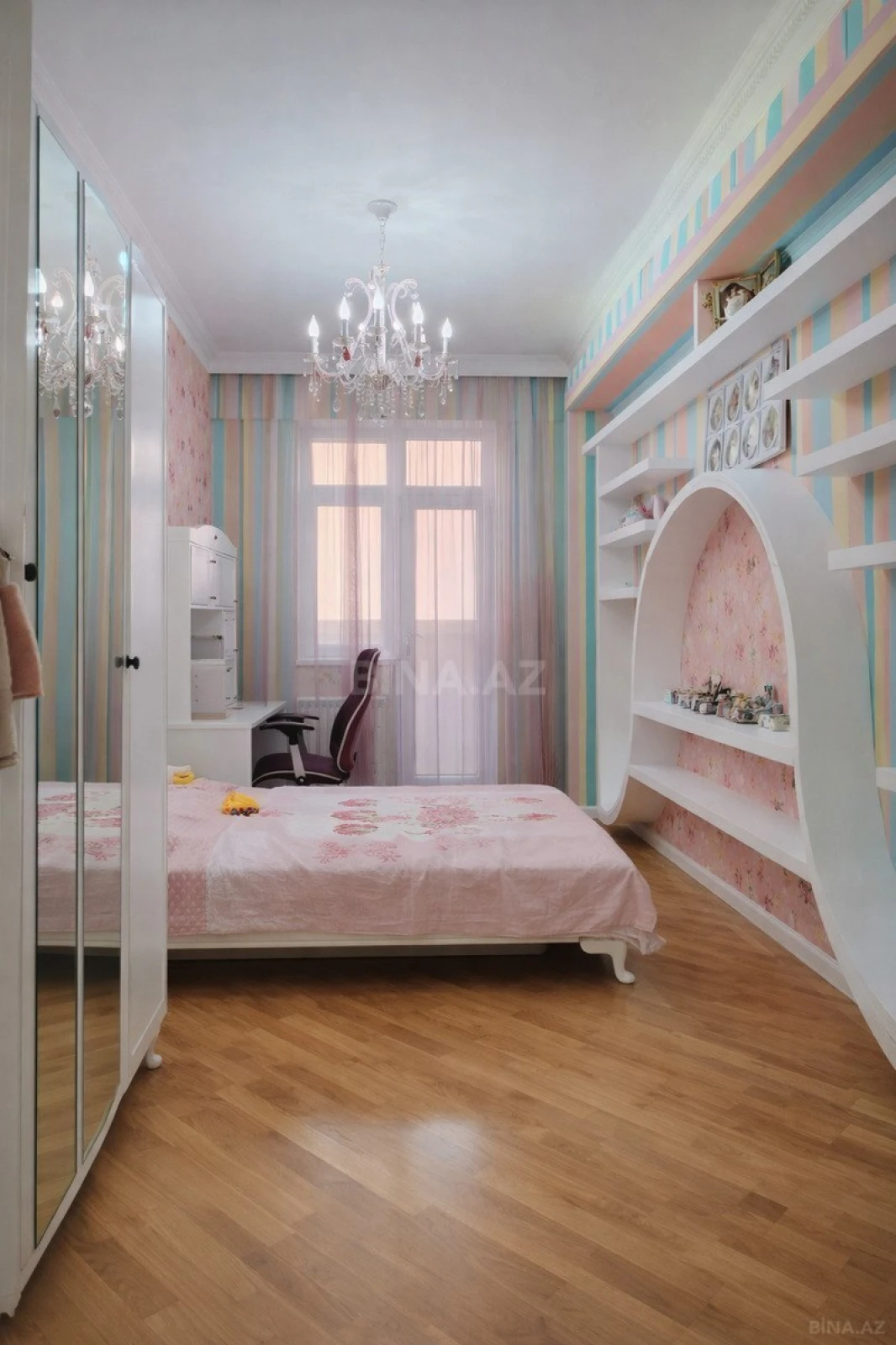 Satılır 4 otaqlı mənzil 180 m²