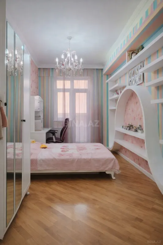 Satılır 4 otaqlı mənzil 180 m²