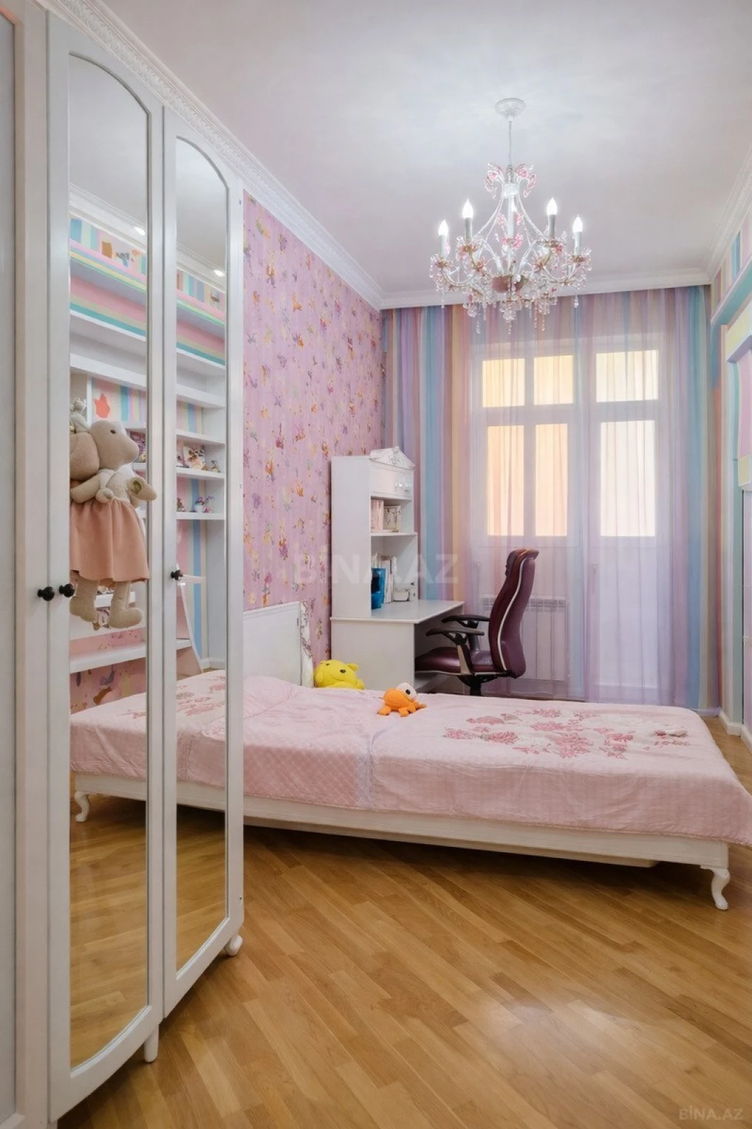 Satılır 4 otaqlı mənzil 180 m²