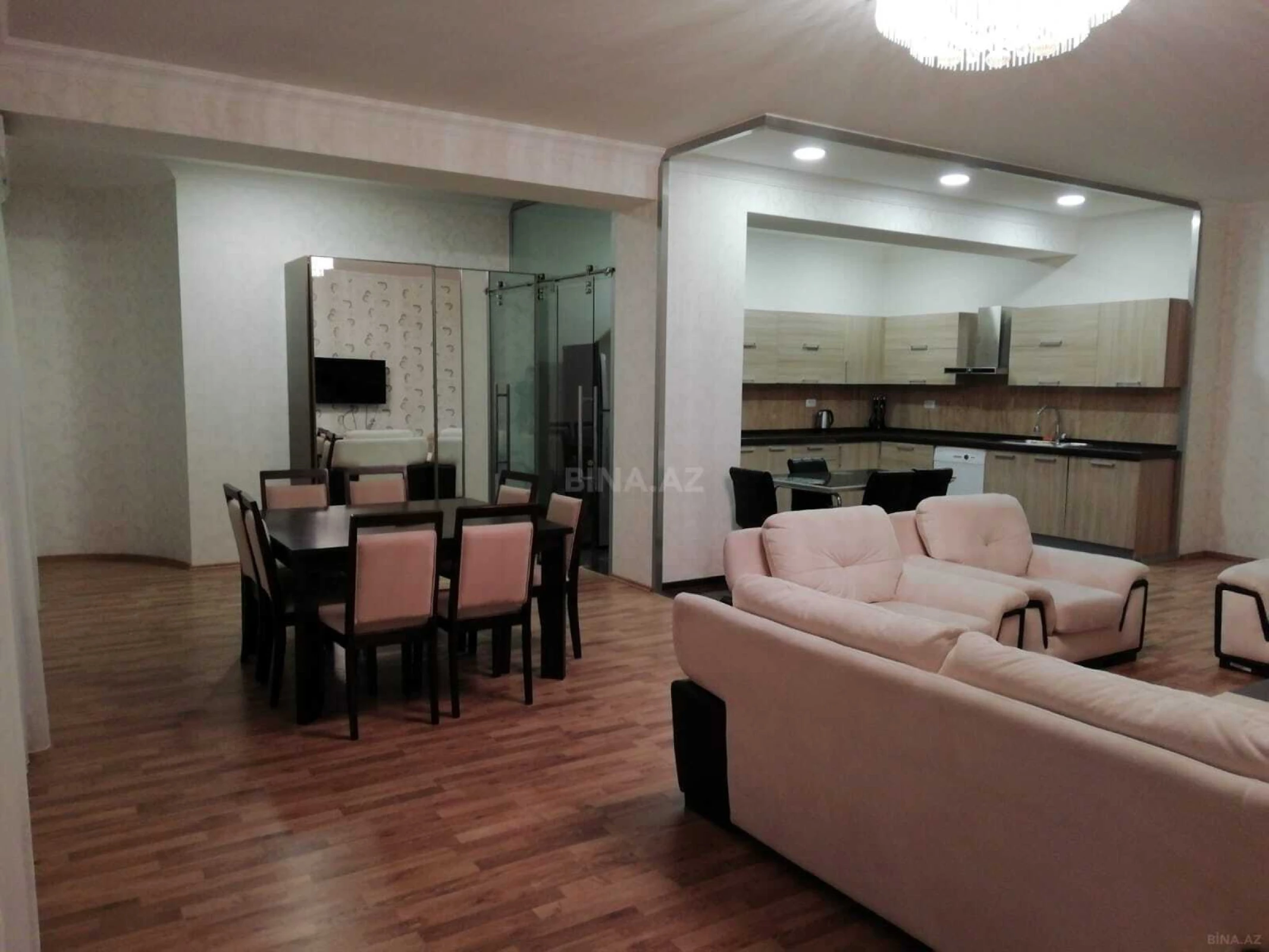 Kirayə verilir 4 otaqlı mənzil 215 m²