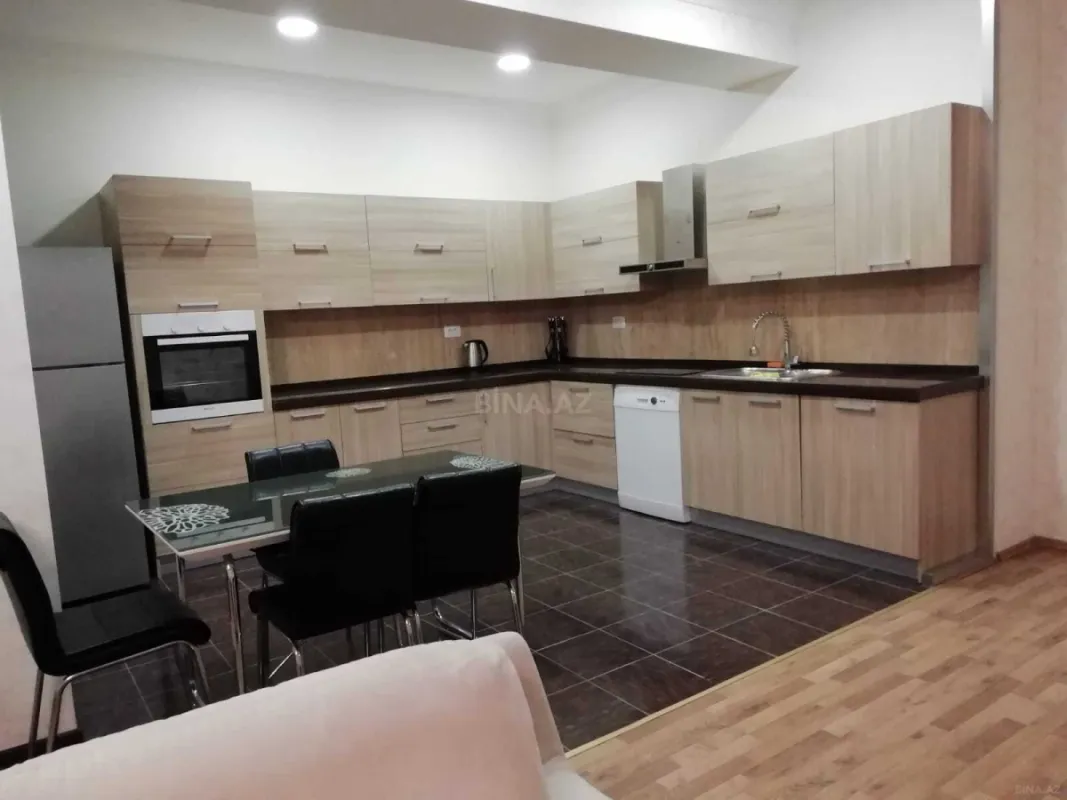 Kirayə verilir 4 otaqlı mənzil 215 m²