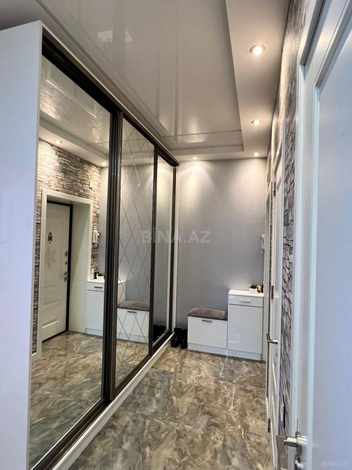 Satılır 3 otaqlı mənzil 135 m²