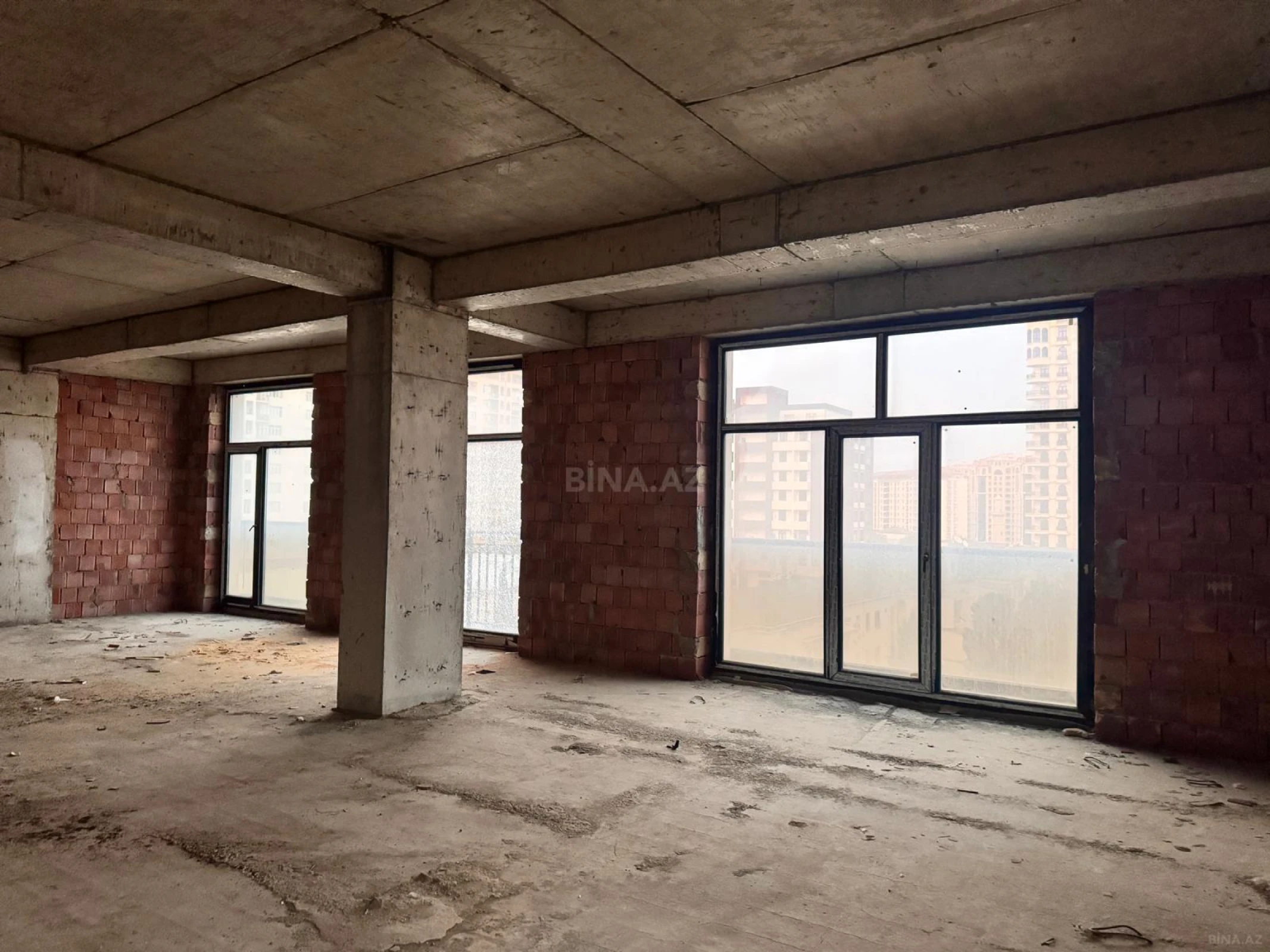 Satılır 4 otaqlı mənzil 143.6 m²