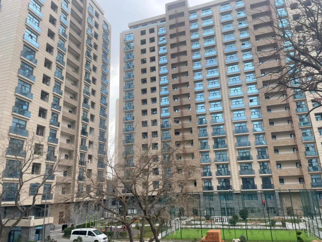 Satılır 4 otaqlı mənzil 143.6 m²
