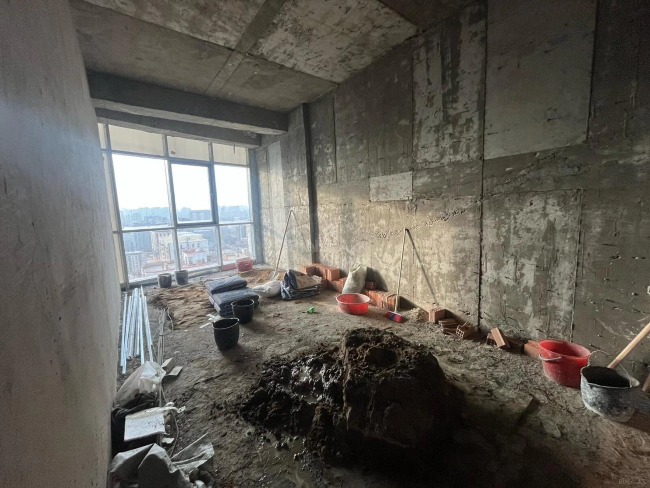 Satılır 5 otaqlı mənzil 280 m²