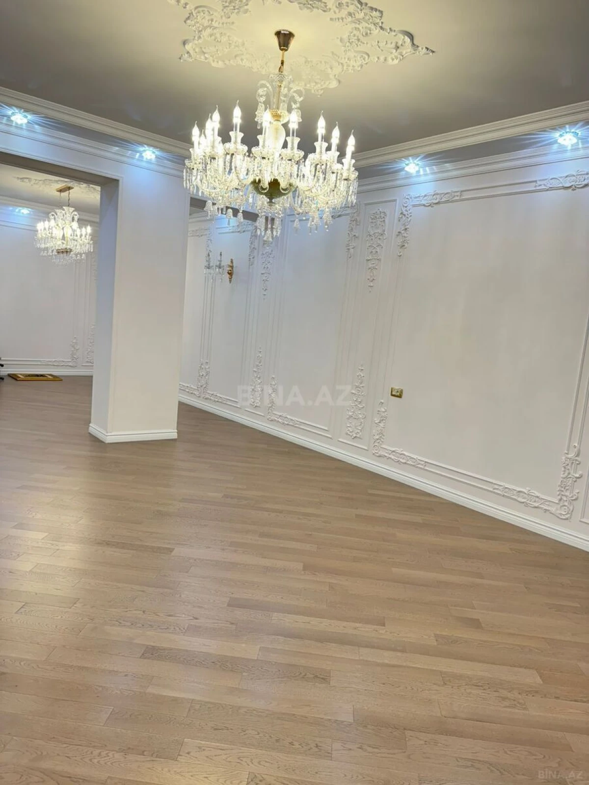 Satılır 4 otaqlı mənzil 181 m²