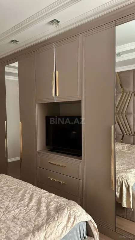 Satılır 4 otaqlı mənzil 181 m²