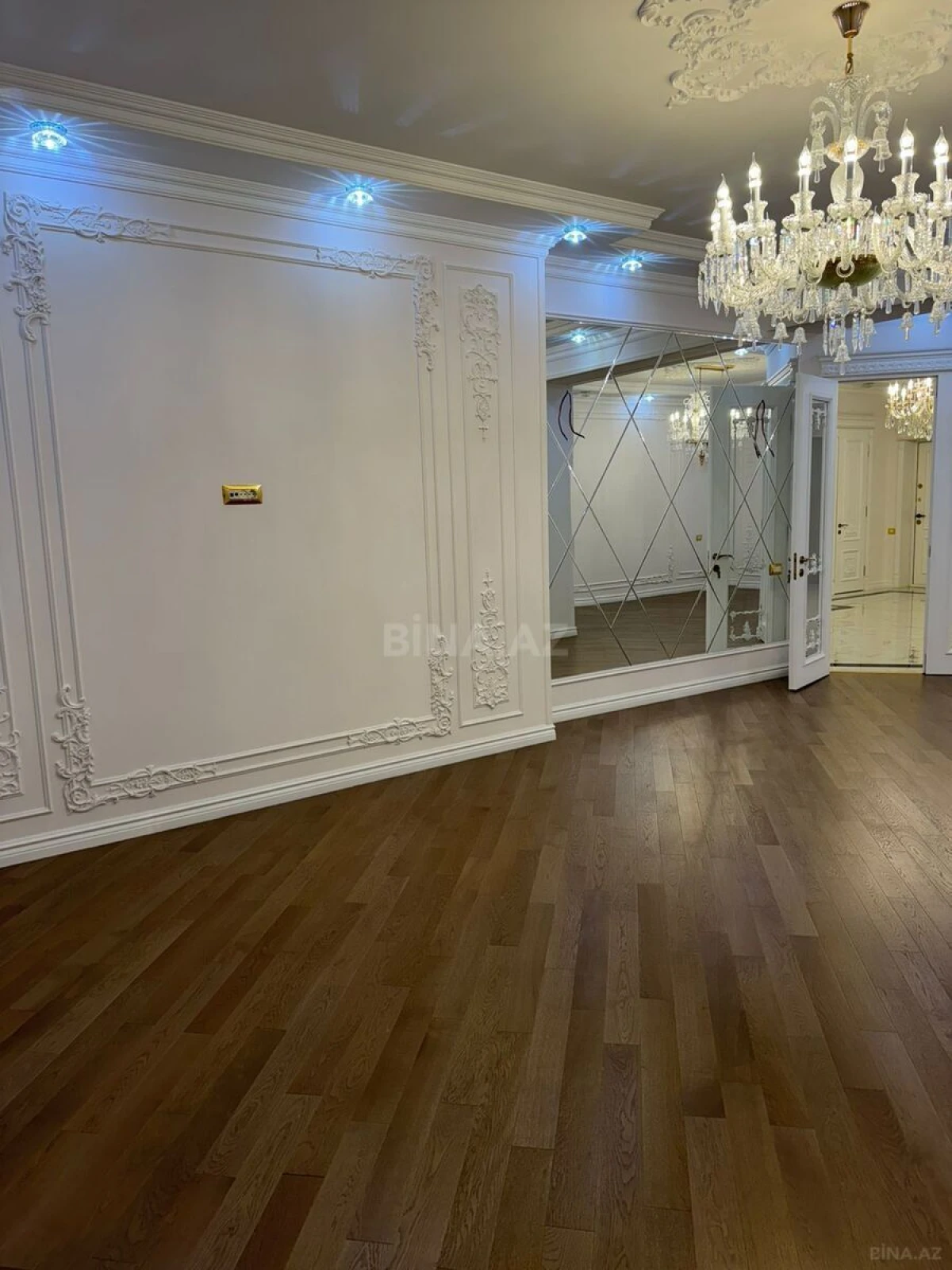 Satılır 4 otaqlı mənzil 181 m²