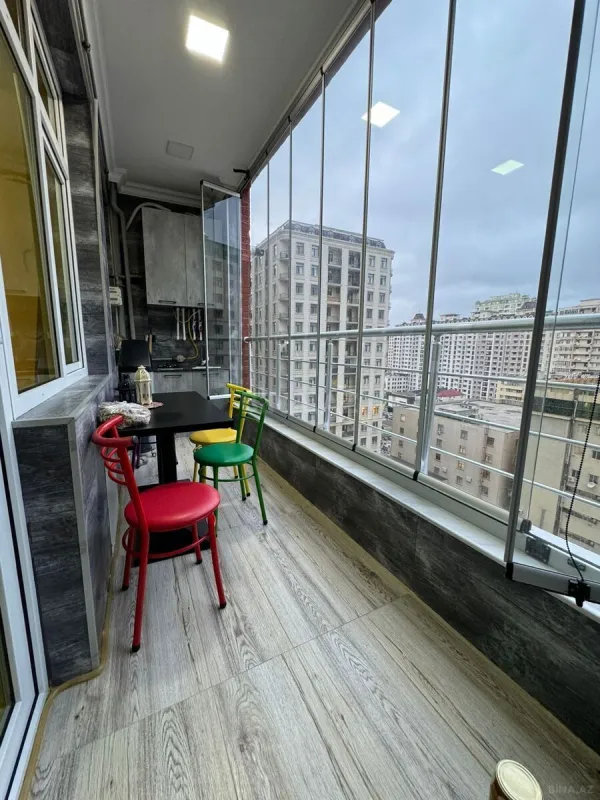 Satılır 4 otaqlı mənzil 181 m²