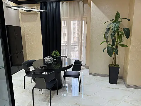 Satılır 3 otaqlı mənzil 140 m²