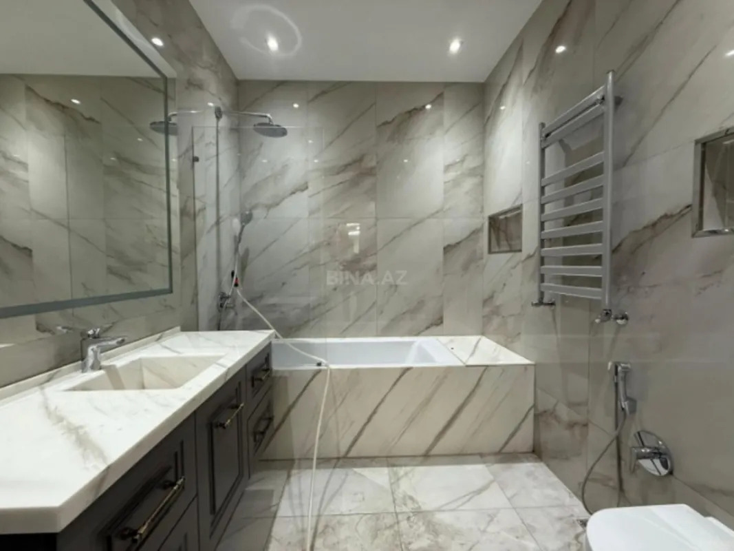 Satılır 4 otaqlı mənzil 230 m²