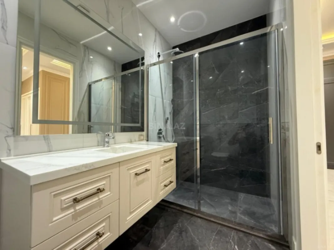 Satılır 4 otaqlı mənzil 230 m²