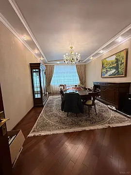 Satılır 5 otaqlı mənzil 202 m²