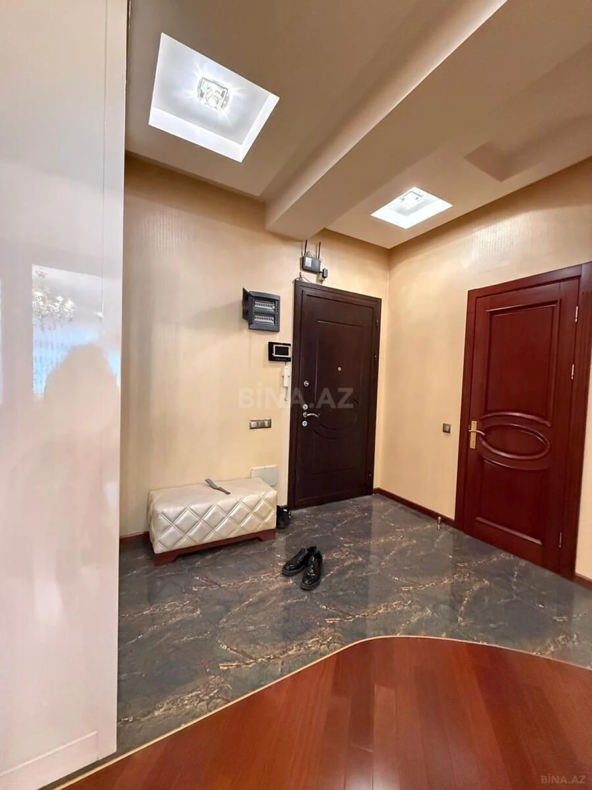 Satılır 5 otaqlı mənzil 202 m²