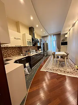 Satılır 5 otaqlı mənzil 202 m²