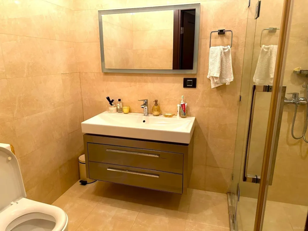 Satılır 4 otaqlı mənzil 210 m²