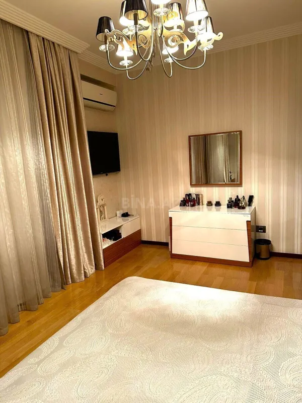 Satılır 4 otaqlı mənzil 210 m²