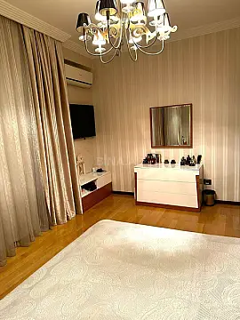 Satılır 4 otaqlı mənzil 210 m²