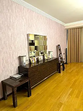 Satılır 4 otaqlı mənzil 210 m²