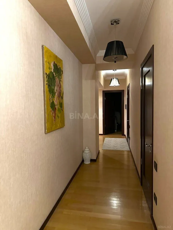 Satılır 4 otaqlı mənzil 210 m²