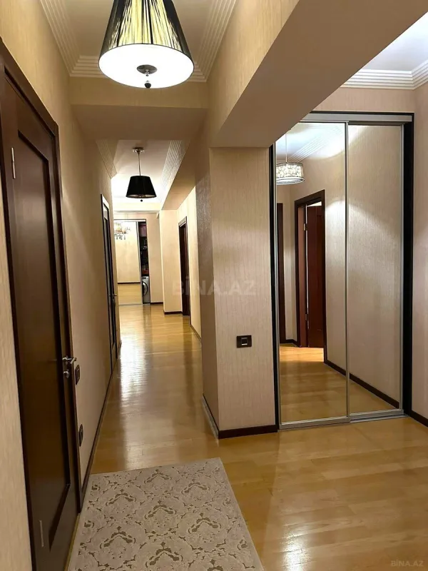 Satılır 4 otaqlı mənzil 210 m²