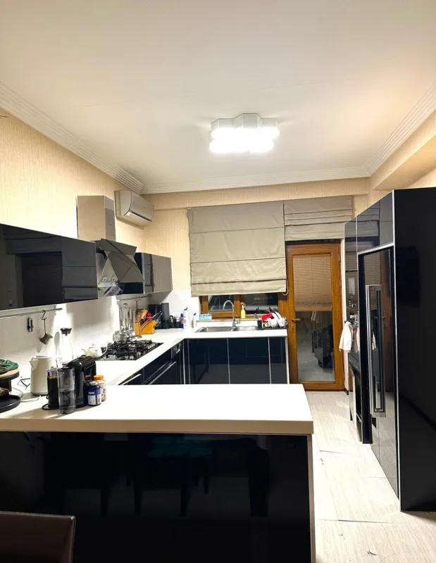 Satılır 4 otaqlı mənzil 210 m²