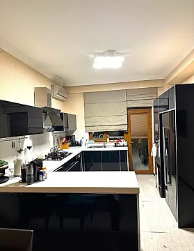 Satılır 4 otaqlı mənzil 210 m²