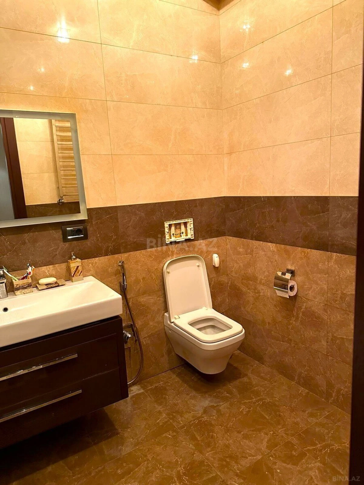Satılır 4 otaqlı mənzil 210 m²