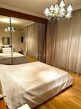 Satılır 4 otaqlı mənzil 210 m²