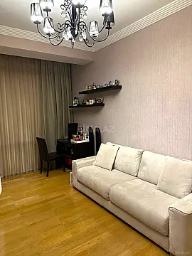 Satılır 4 otaqlı mənzil 210 m²