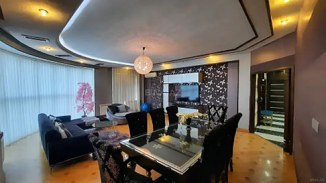 Satılır 4 otaqlı mənzil 175 m²