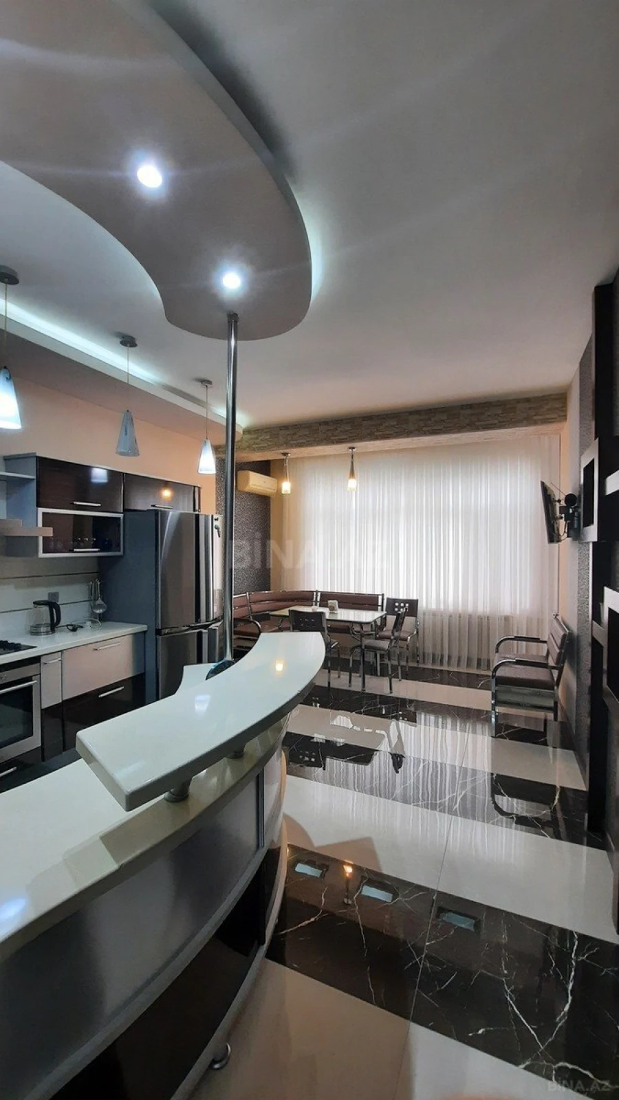 Satılır 4 otaqlı mənzil 175 m²