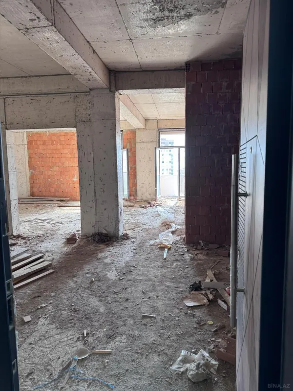 Satılır 4 otaqlı mənzil 143 m²