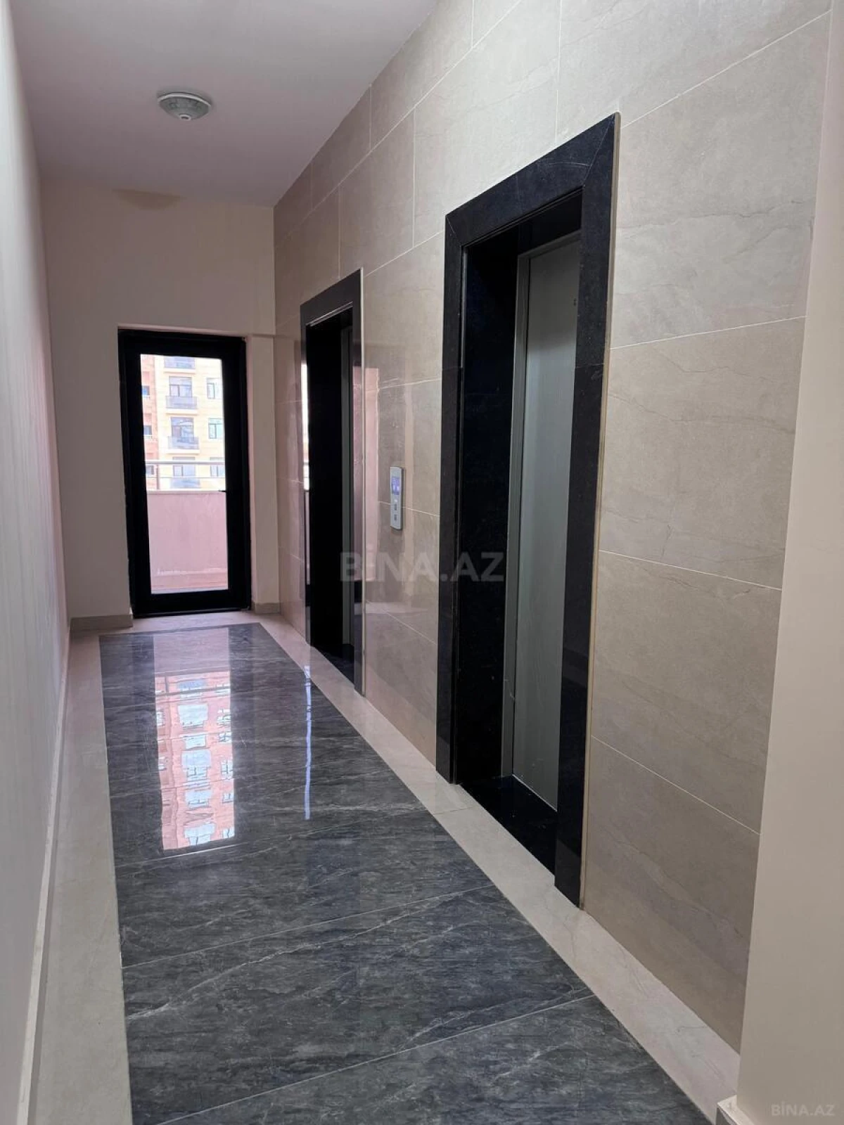 Satılır 4 otaqlı mənzil 143 m²