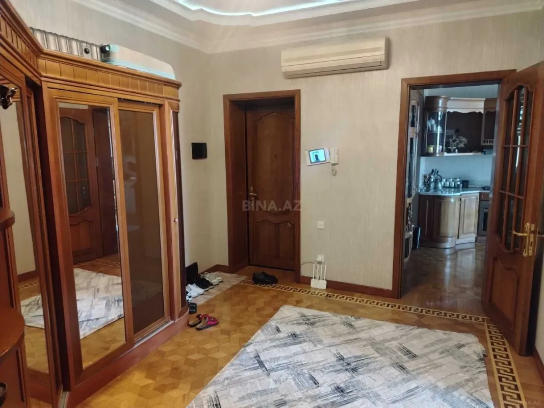 Satılır 3 otaqlı mənzil 135 m²